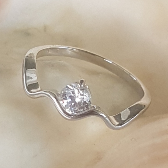 🌊💎 Sparkling Wavy Ring - Picture 3 of 5